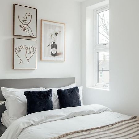 Modern 2 Bedroom Flat In Ilford, London Eksteriør billede
