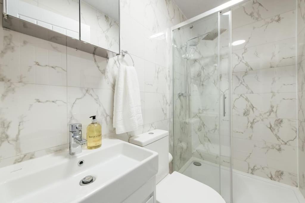 Modern 2 Bedroom Flat In Ilford, London Eksteriør billede