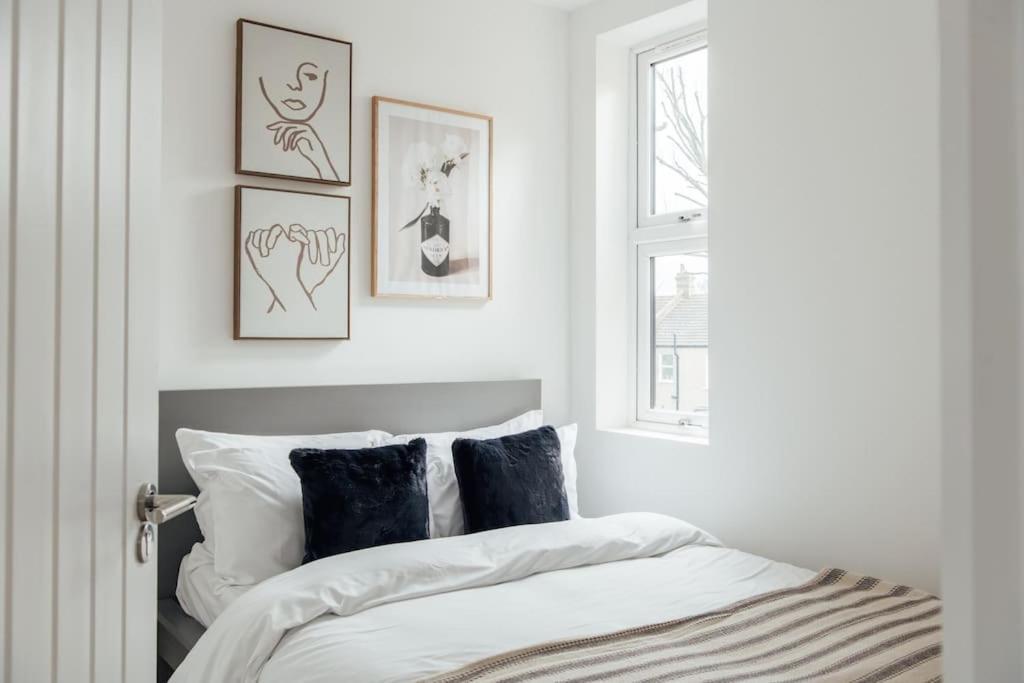 Modern 2 Bedroom Flat In Ilford, London Eksteriør billede